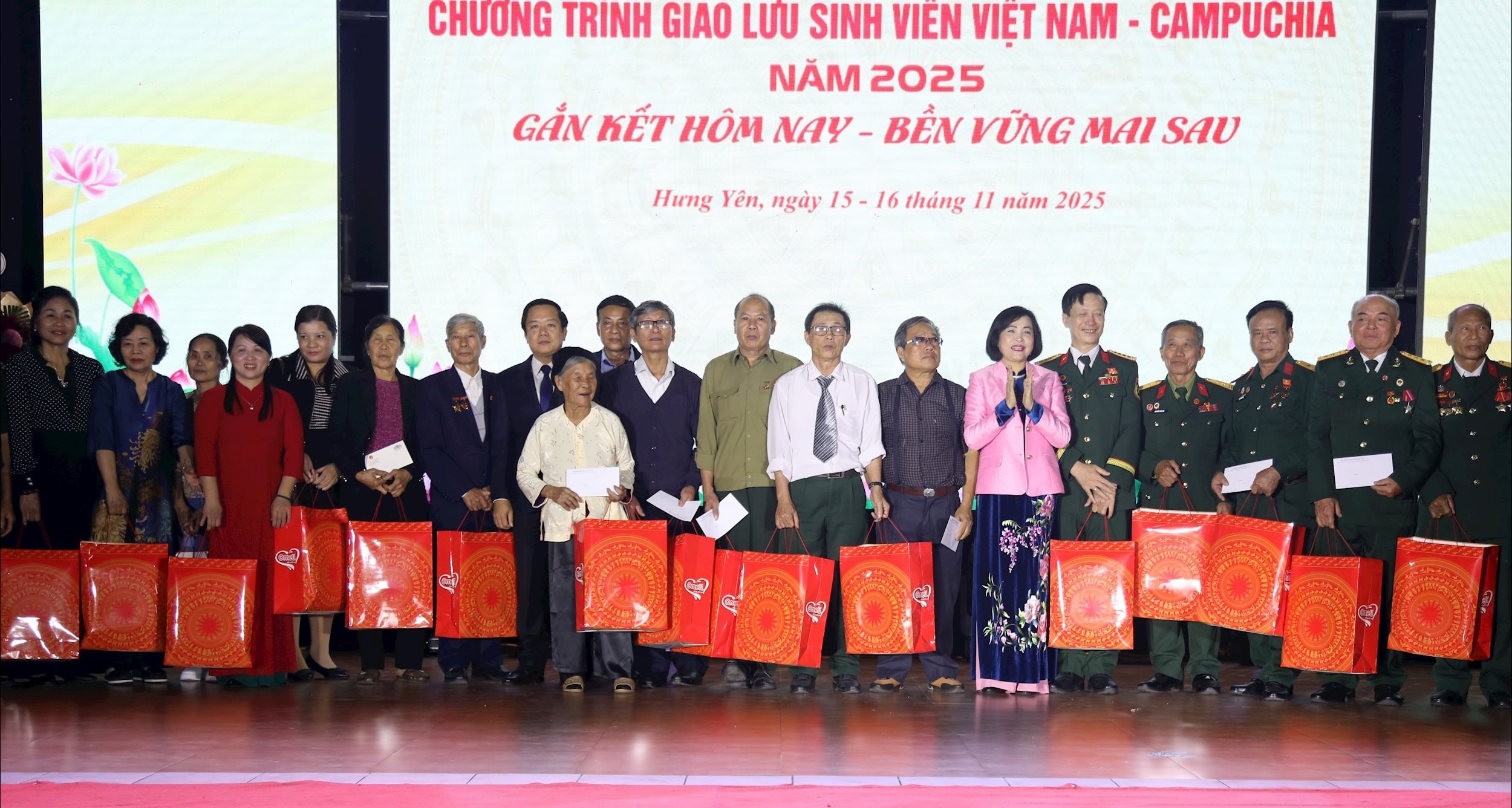 Nối vòng tay sinh viên Việt Nam - Campuchia Nối vòng tay sinh viên Việt Nam - Campuchia