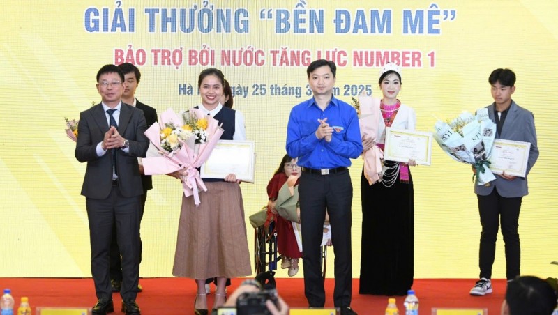 Nguyễn Mỹ Linh nhận giải thưởng “Bền Đam Mê” do báo Tiền Phong tổ chức với sự đồng hành của Number 1. (Ảnh:NVCC). Nguyễn Mỹ Linh nhận giải thưởng “Bền Đam Mê” do báo Tiền Phong tổ chức với sự đồng hành của Number 1. (Ảnh:NVCC).