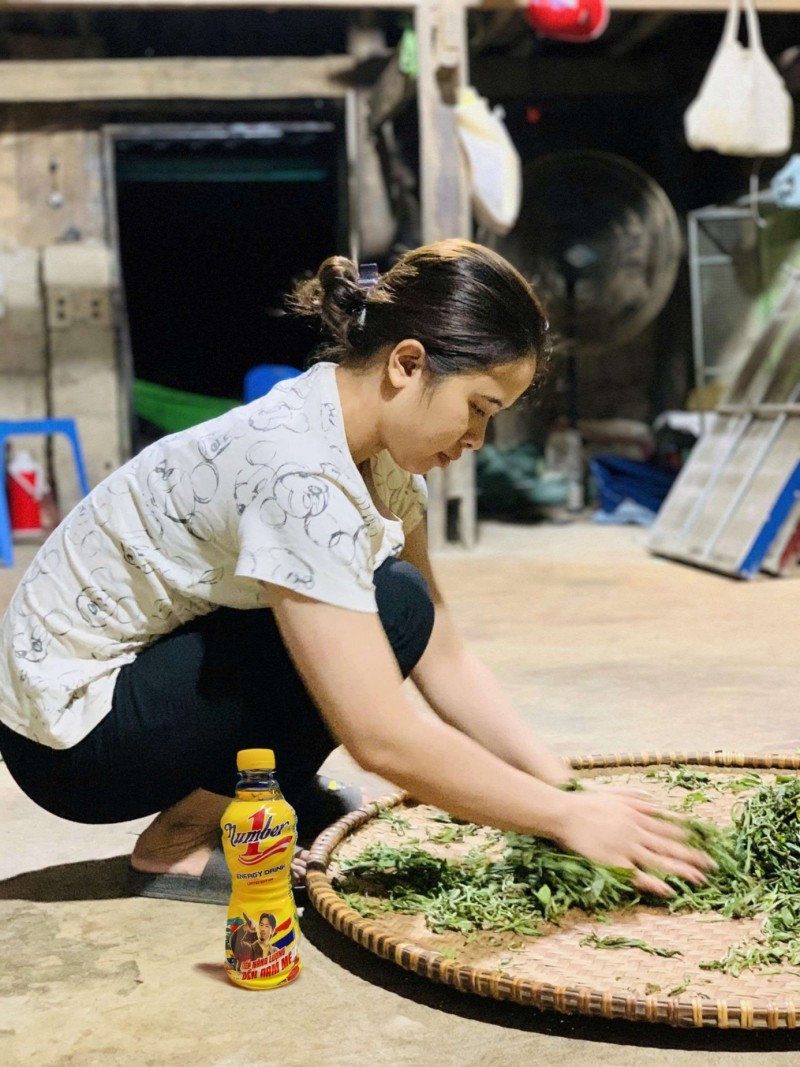 Linh giữa xưởng chè Tủa Chùa, nơi cô gái trẻ thắp lên giấc mơ làm chè sạch. Mỗi mẻ trà là kết tinh của niềm tin, đam mê không lùi bước với năng lượng tiếp sức từ Number 1. (Ảnh:NVCC). Linh giữa xưởng chè Tủa Chùa, nơi cô gái trẻ thắp lên giấc mơ làm chè sạch. Mỗi mẻ trà là kết tinh của niềm tin, đam mê không lùi bước với năng lượng tiếp sức từ Number 1. (Ảnh:NVCC).