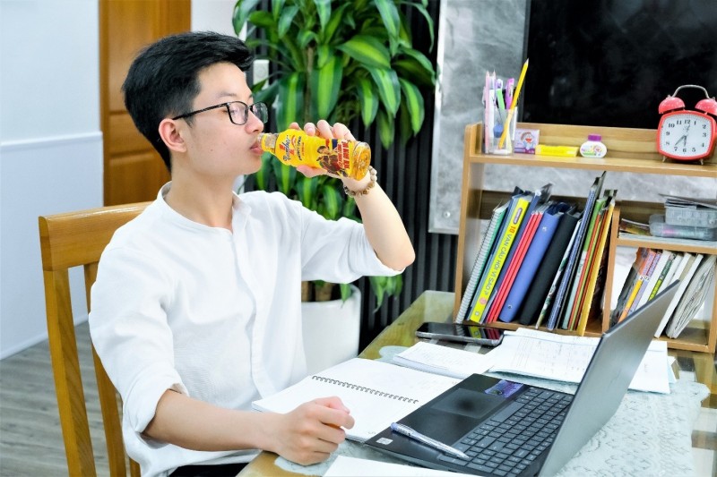 Nhiều người trẻ luôn có sẵn chai Number 1 trên bàn làm việc. Với họ, “tăng lực” giờ không chỉ giúp tỉnh táo, mà còn là cách tiếp năng lượng sạch để bền đam mê mỗi ngày. Nhiều người trẻ luôn có sẵn chai Number 1 trên bàn làm việc. Với họ, “tăng lực” giờ không chỉ giúp tỉnh táo, mà còn là cách tiếp năng lượng sạch để bền đam mê mỗi ngày.