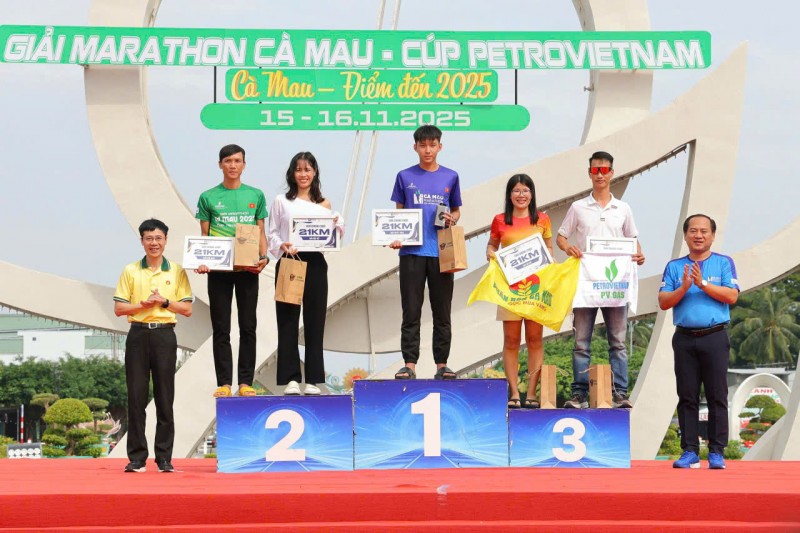 Giải Marathon Cà Mau lần đầu tổ chức tại Bạc Liêu: Sôi động và giàu bản sắc Giải Marathon Cà Mau lần đầu tổ chức tại Bạc Liêu: Sôi động và giàu bản sắc