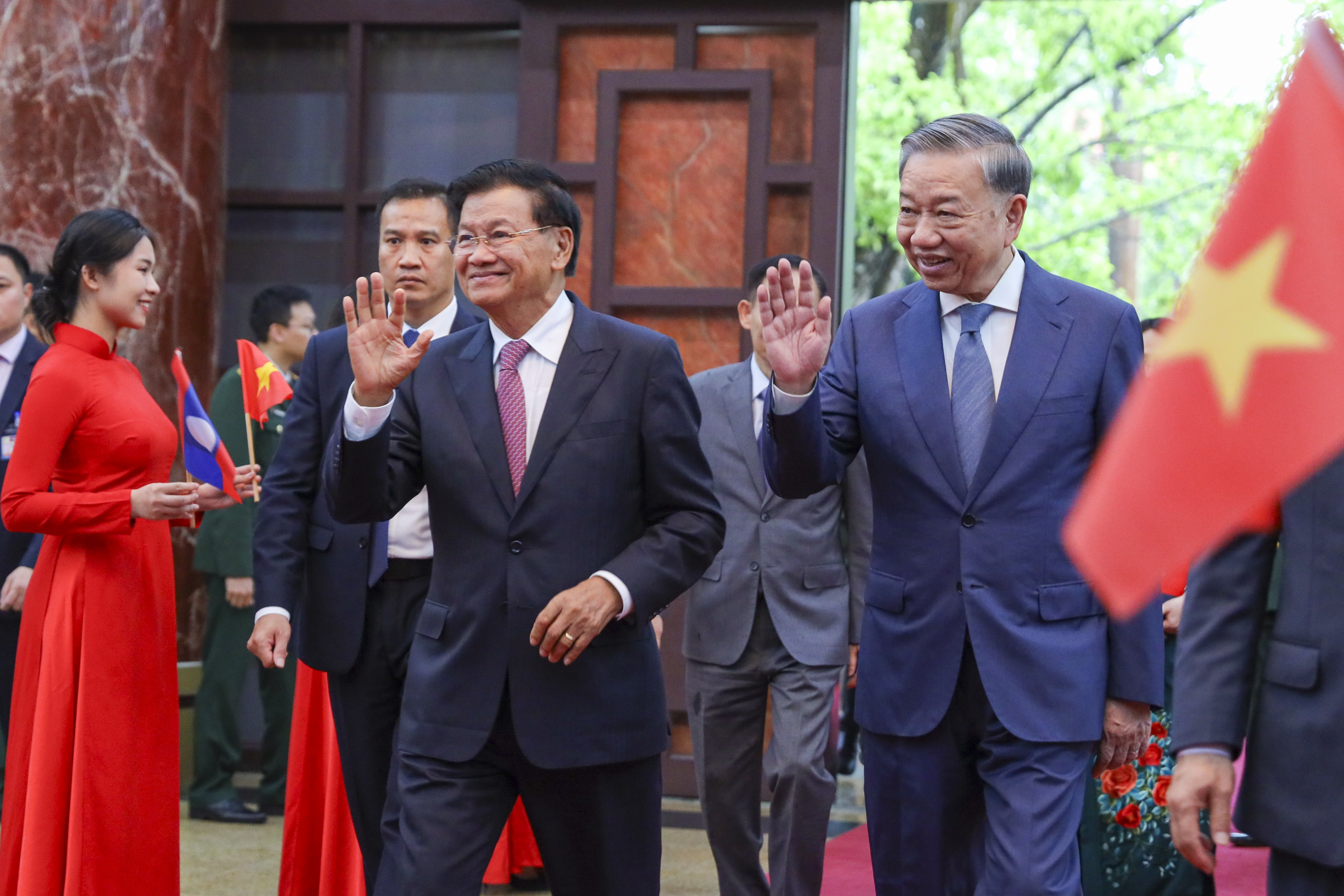 Trong khuôn khổ chuyến thăm cấp Nhà nước đến Việt Nam, ngày 11/9/2024 tại Hà Nội, Tổng Bí thư Ban Chấp hành Trung ương Đảng Nhân dân Cách mạng Lào, Chủ tịch nước Cộng hòa Dân chủ Nhân dân Lào Thongloun Sisoulith đã có cuộc gặp gỡ cựu quân tình nguyện, chuyên gia Việt Nam và thế hệ trẻ Việt Nam - Lào. Chương trình do Bộ Quốc phòng, Ban Đối ngoại Trung ương và Liên hiệp các tổ chức hữu nghị Việt Nam phối hợp tổ chức. (Ảnh: Đinh Hòa) Trong khuôn khổ chuyến thăm cấp Nhà nước đến Việt Nam, ngày 11/9/2024 tại Hà Nội, Tổng Bí thư Ban Chấp hành Trung ương Đảng Nhân dân Cách mạng Lào, Chủ tịch nước Cộng hòa Dân chủ Nhân dân Lào Thongloun Sisoulith đã có cuộc gặp gỡ cựu quân tình nguyện, chuyên gia Việt Nam và thế hệ trẻ Việt Nam - Lào. Chương trình do Bộ Quốc phòng, Ban Đối ngoại Trung ương và Liên hiệp các tổ chức hữu nghị Việt Nam phối hợp tổ chức. (Ảnh: Đinh Hòa)