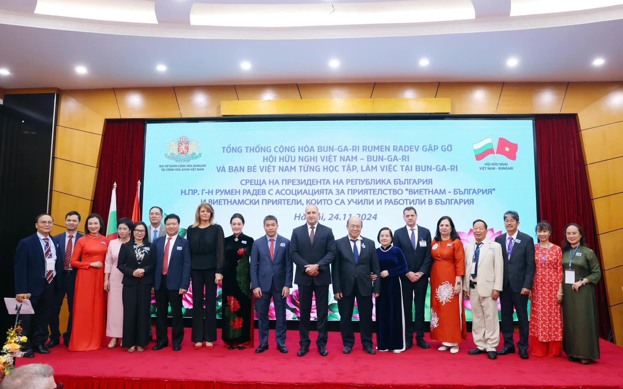 Trong khuôn khổ chuyến thăm cấp Nhà nước đến Việt Nam, ngày 11/9/2024 tại Hà Nội, Tổng Bí thư Ban Chấp hành Trung ương Đảng Nhân dân Cách mạng Lào, Chủ tịch nước Cộng hòa Dân chủ Nhân dân Lào Thongloun Sisoulith đã có cuộc gặp gỡ cựu quân tình nguyện, chuyên gia Việt Nam và thế hệ trẻ Việt Nam - Lào. Chương trình do Bộ Quốc phòng, Ban Đối ngoại Trung ương và Liên hiệp các tổ chức hữu nghị Việt Nam phối hợp tổ chức. (Ảnh: Đinh Hòa) Trong khuôn khổ chuyến thăm cấp Nhà nước đến Việt Nam, ngày 11/9/2024 tại Hà Nội, Tổng Bí thư Ban Chấp hành Trung ương Đảng Nhân dân Cách mạng Lào, Chủ tịch nước Cộng hòa Dân chủ Nhân dân Lào Thongloun Sisoulith đã có cuộc gặp gỡ cựu quân tình nguyện, chuyên gia Việt Nam và thế hệ trẻ Việt Nam - Lào. Chương trình do Bộ Quốc phòng, Ban Đối ngoại Trung ương và Liên hiệp các tổ chức hữu nghị Việt Nam phối hợp tổ chức. (Ảnh: Đinh Hòa)