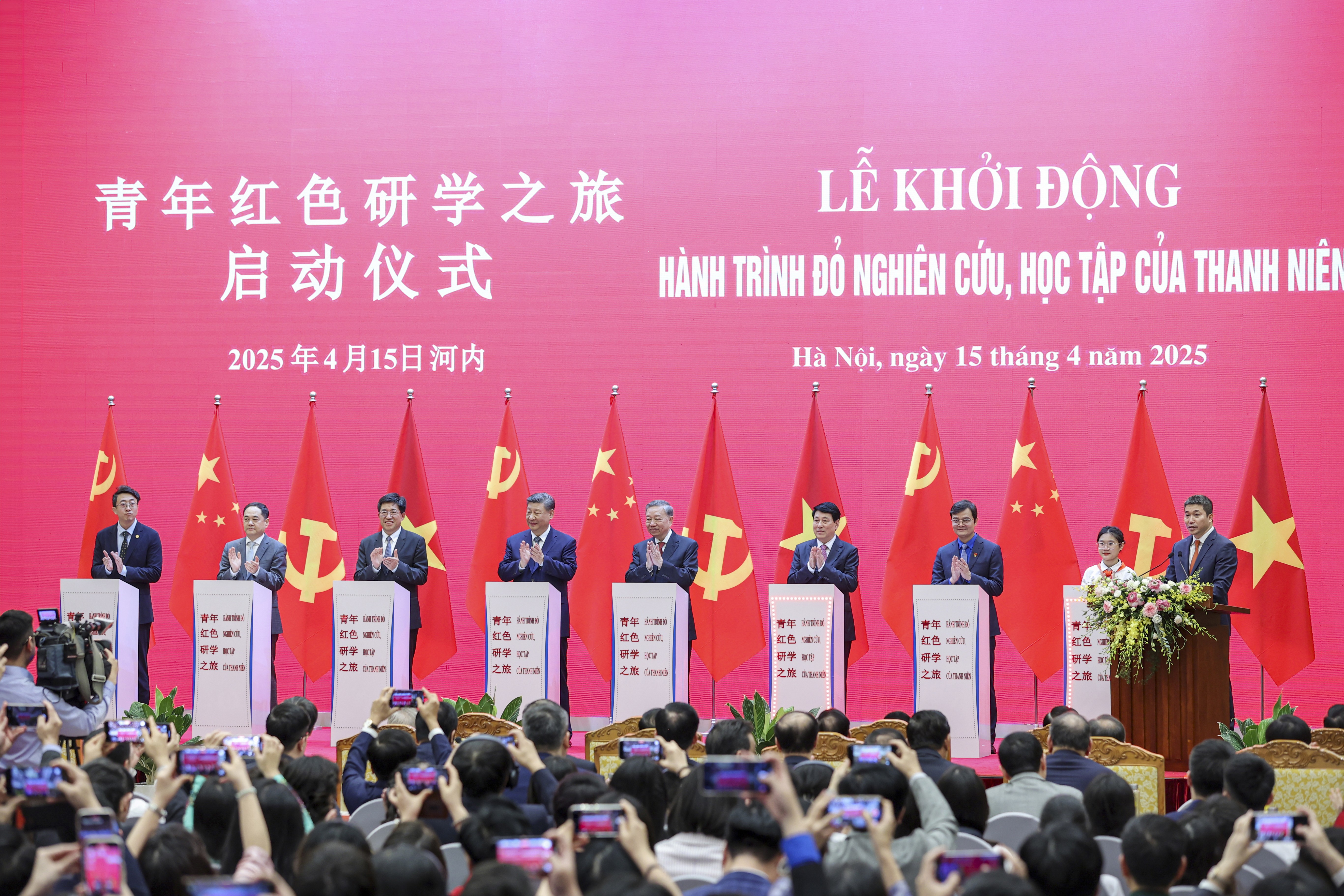 Ngày 15/4/2025 tại Hà Nội, trong khuôn khổ chuyến thăm cấp Nhà nước tới Việt Nam của Tổng Bí thư, Chủ tịch nước Trung Quốc Tập Cận Bình, hai bên đã tổ chức Chương trình Gặp gỡ hữu nghị nhân dân Việt Nam - Trung Quốc, Lễ khởi động “Hành trình đỏ: Nghiên cứu, học tập của thanh niên”, Lễ khởi động cơ chế hợp tác đường sắt Việt Nam - Trung Quốc và Triển lãm ảnh 75 năm thiết lập quan hệ ngoại giao Việt Nam - Trung Quốc. Sự kiện do Liên hiệp các tổ chức hữu nghị Việt Nam chủ trì, phối hợp Bộ Ngoại giao, Thông tấn xã Việt Nam, Trung ương Đoàn Thanh niên Cộng sản Hồ Chí Minh tổ chức. (Ảnh: Đinh Hòa) Ngày 15/4/2025 tại Hà Nội, trong khuôn khổ chuyến thăm cấp Nhà nước tới Việt Nam của Tổng Bí thư, Chủ tịch nước Trung Quốc Tập Cận Bình, hai bên đã tổ chức Chương trình Gặp gỡ hữu nghị nhân dân Việt Nam - Trung Quốc, Lễ khởi động “Hành trình đỏ: Nghiên cứu, học tập của thanh niên”, Lễ khởi động cơ chế hợp tác đường sắt Việt Nam - Trung Quốc và Triển lãm ảnh 75 năm thiết lập quan hệ ngoại giao Việt Nam - Trung Quốc. Sự kiện do Liên hiệp các tổ chức hữu nghị Việt Nam chủ trì, phối hợp Bộ Ngoại giao, Thông tấn xã Việt Nam, Trung ương Đoàn Thanh niên Cộng sản Hồ Chí Minh tổ chức. (Ảnh: Đinh Hòa)