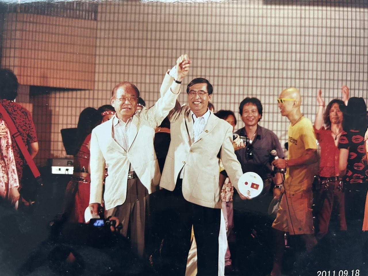 Đại sứ Nguyễn Phú Bình và Nghị sỹ Matsuda Iwao tại lễ khai mạc Lễ hội Việt Nam tại Nhật Bản 2011. (Ảnh: NVCC) Đại sứ Nguyễn Phú Bình và Nghị sỹ Matsuda Iwao tại lễ khai mạc Lễ hội Việt Nam tại Nhật Bản 2011. (Ảnh: NVCC)