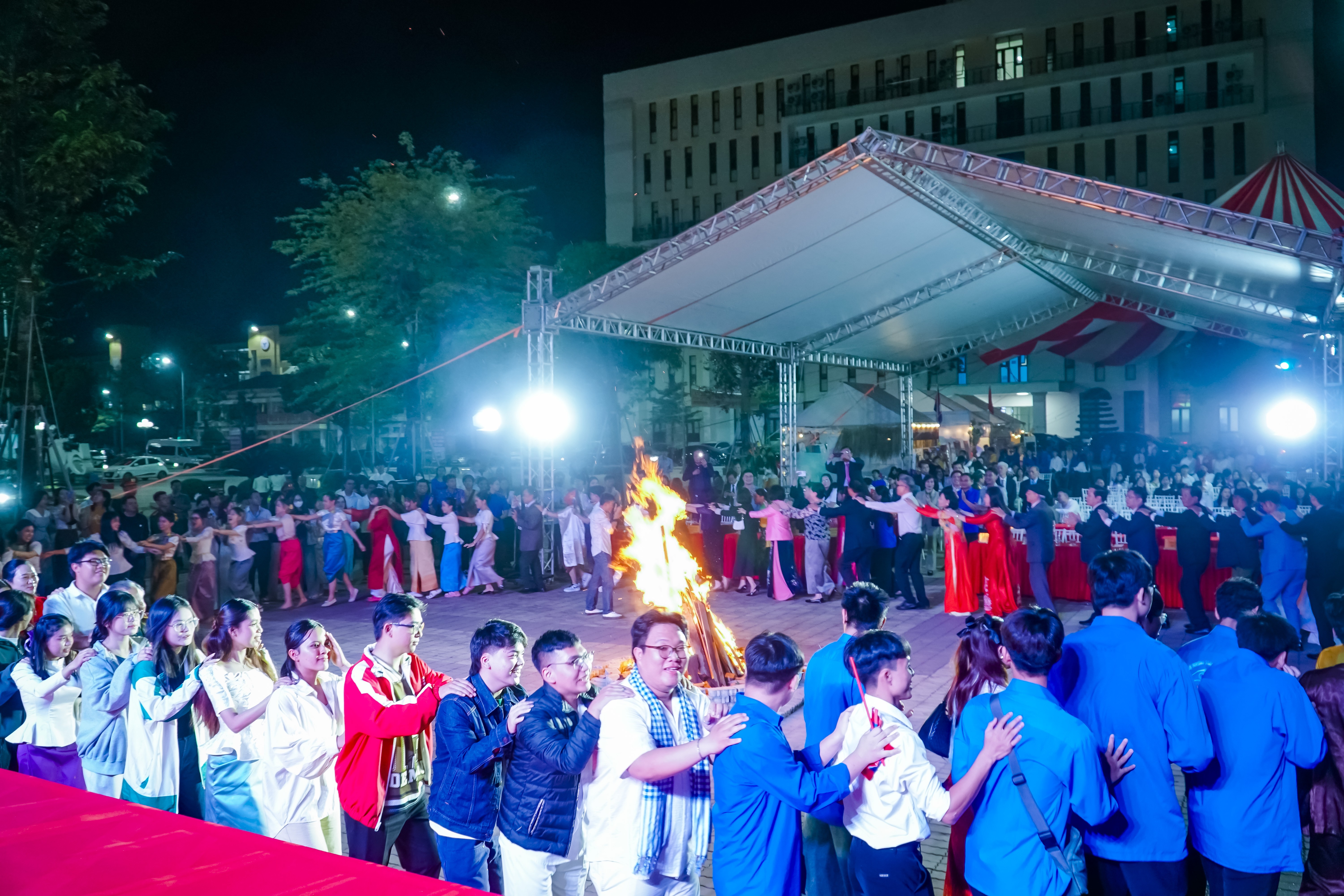 Giao lưu sinh viên Việt Nam - Campuchia: Gắn kết từ những điều giản dị Giao lưu sinh viên Việt Nam - Campuchia: Gắn kết từ những điều giản dị