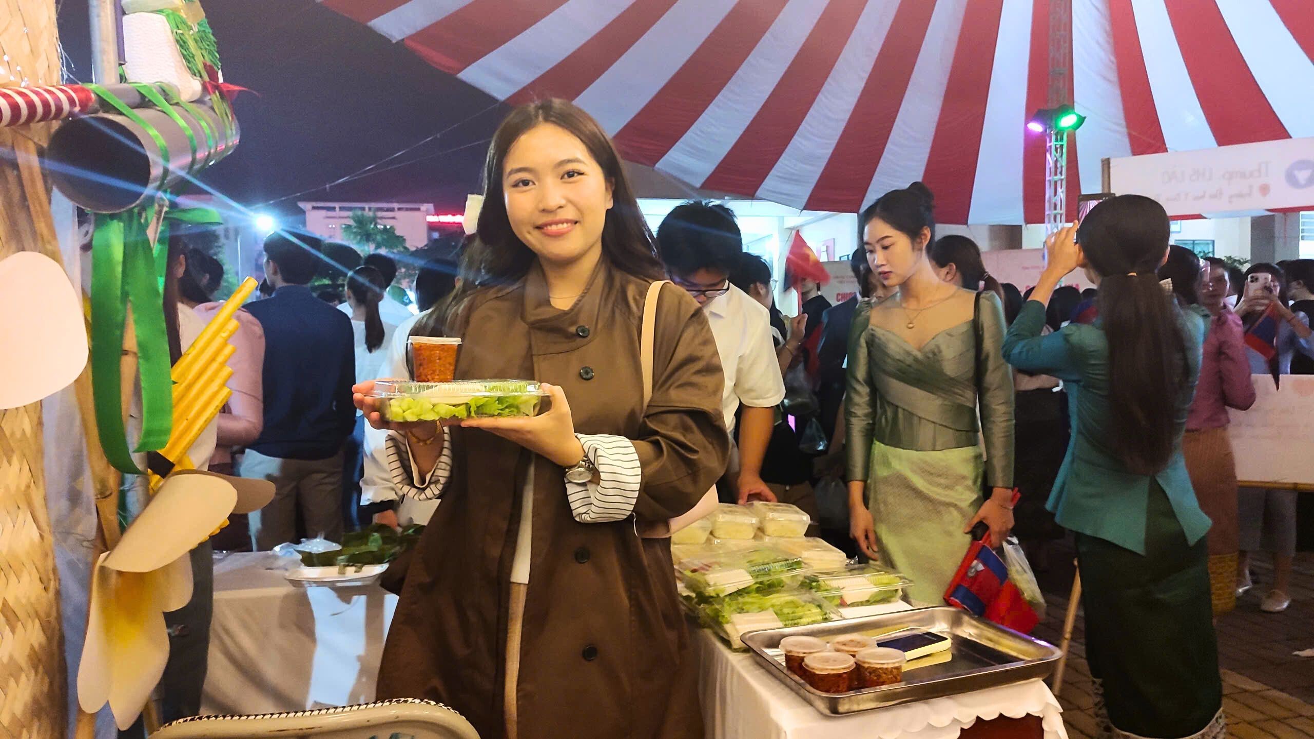 Gian hàng của lưu học sinh Lào Gian hàng của lưu học sinh Lào