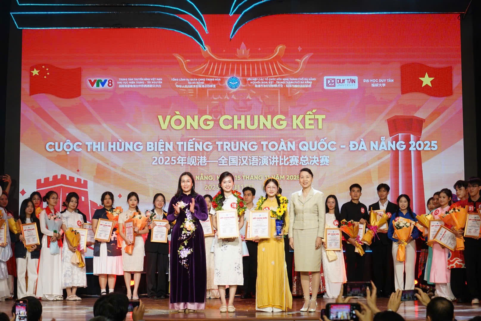 Phó Chủ tịch UBND thành phố Nguyễn Thị Anh Thi (hàng đầu, bên trái) trao giải Nhất cho đội thi Liên hiệp Các tổ chức hữu nghị tỉnh Lào Cai. Phó Chủ tịch UBND thành phố Nguyễn Thị Anh Thi (hàng đầu, bên trái) trao giải Nhất cho đội thi Liên hiệp Các tổ chức hữu nghị tỉnh Lào Cai.