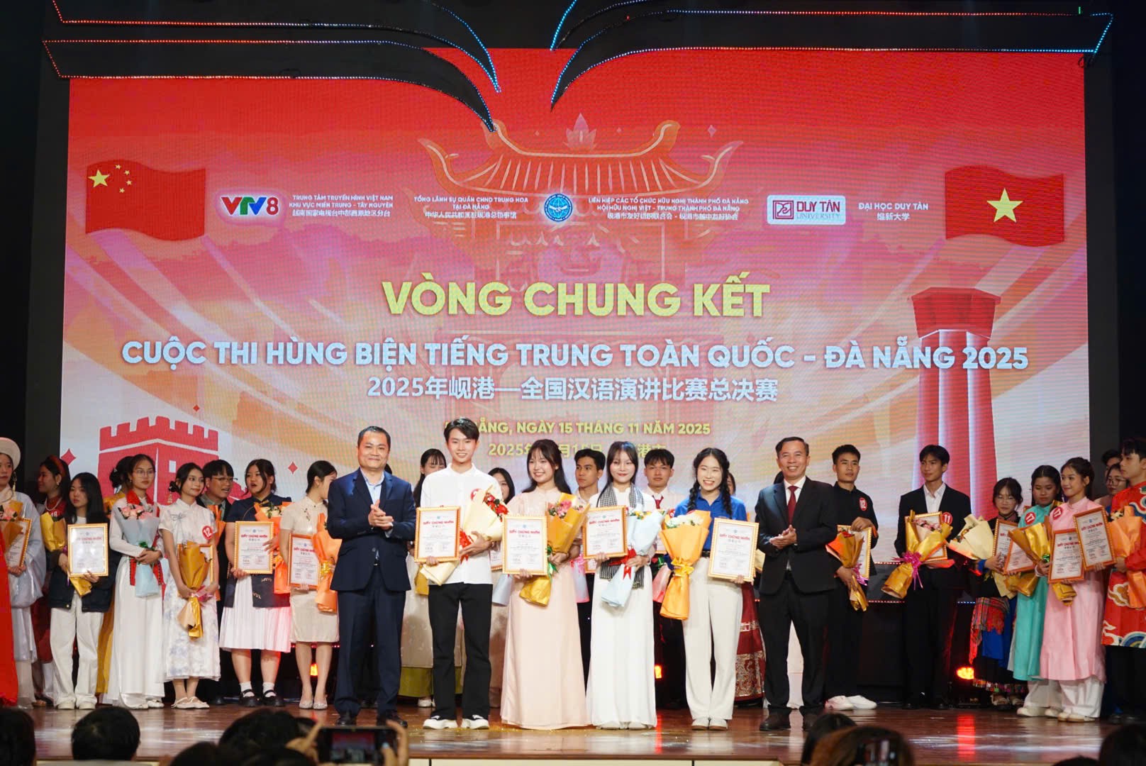 Ban tổ chức trao giải cho các Ban tổ chức trao giải cho các