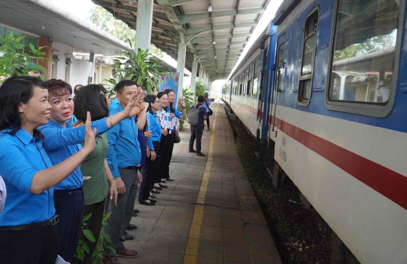 Lãnh đạo Tỉnh ủy, UBND tỉnh Đồng Nai, Tổng LĐLĐVN... tiễn đoàn viên, người lao động về quê đón Tết an toàn và đầm ấm. (Ảnh: T.L) Lãnh đạo Tỉnh ủy, UBND tỉnh Đồng Nai, Tổng LĐLĐVN... tiễn đoàn viên, người lao động về quê đón Tết an toàn và đầm ấm. (Ảnh: T.L)