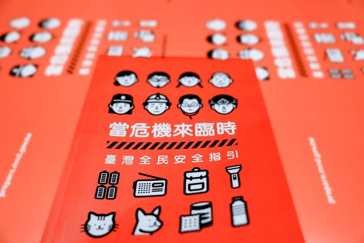 Bìa sổ tay hướng dẫn phòng thủ dân sự của Đài Loan tại một nhà in. (Ảnh: Reuters) Bìa sổ tay hướng dẫn phòng thủ dân sự của Đài Loan tại một nhà in. (Ảnh: Reuters)