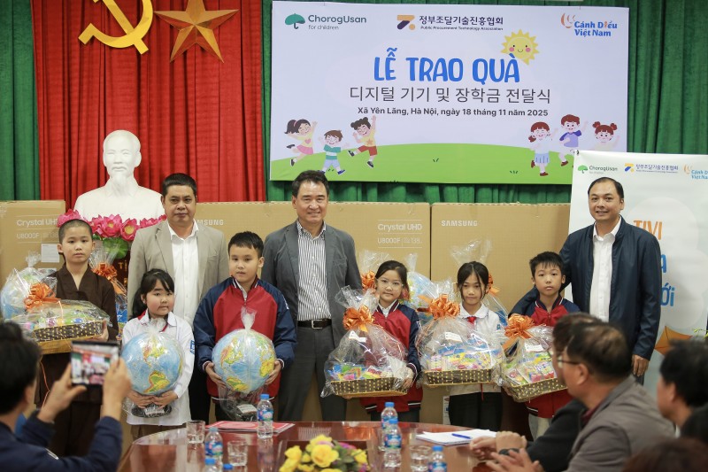 Trao tặng 12 tivi cùng nhiều phần quà ý nghĩa cho trường Tiểu học Chu Phan, Hà Nội