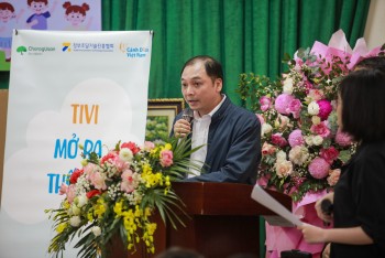 trao tang 12 tivi cung nhieu phan qua y nghia cho truong tieu hoc chu phan ha noi