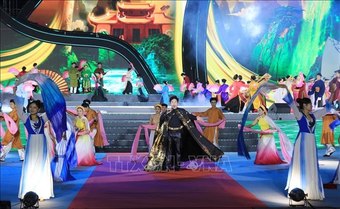 Tham gia Festival có gần 1.000 nghệ nhân, diễn viên cùng nhiều ngôi sao ca nhạc, các vũ công, nhạc công nổi tiếng. Ảnh: Tuấn Anh - TTXVN