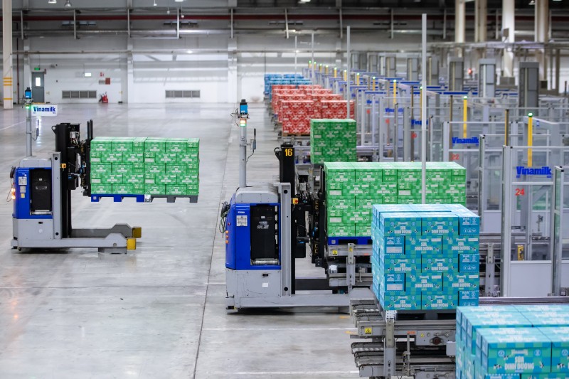 Các robot LGV giúp giảm 62% lượng khí thải CO₂ so với xe nâng chạy nhiên liệu hóa thạch (Ảnh: Nam Anh).