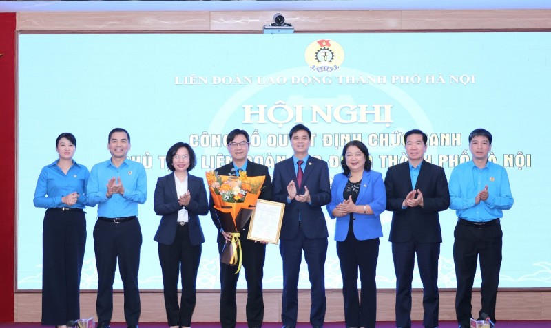 Phó Chủ tịch Tổng LĐLĐ Việt Nam Ngọ Duy Hiểu, Chủ tịch Ủy ban Mặt trận Tổ quốc Việt Nam thành phố Hà Nội Bùi Huyền Mai và các đồng chí Thường trực LĐLĐ thành phố Hà Nội tặng hoa chúc mừng đồng chí Nguyễn Văn Thắng. (Ảnh: T.L)