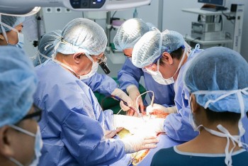 boc thanh cong khoi u quai gan 2kg chen ep vung co cu ba 81 tuoi