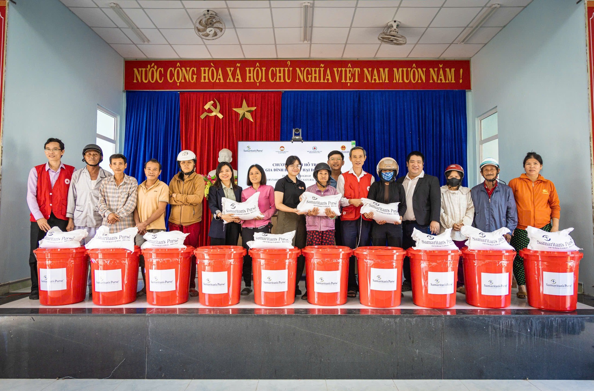 Tổ chức Samaritan’s Purse trao tặng hàng hóa viện trợ khẩn cấp cho các hộ dân ở xã Nông Sơn và Quế Phước (Đà Nẵng). (Ảnh: Cục Quản lý đê điều và Phòng, chống thiên tai)