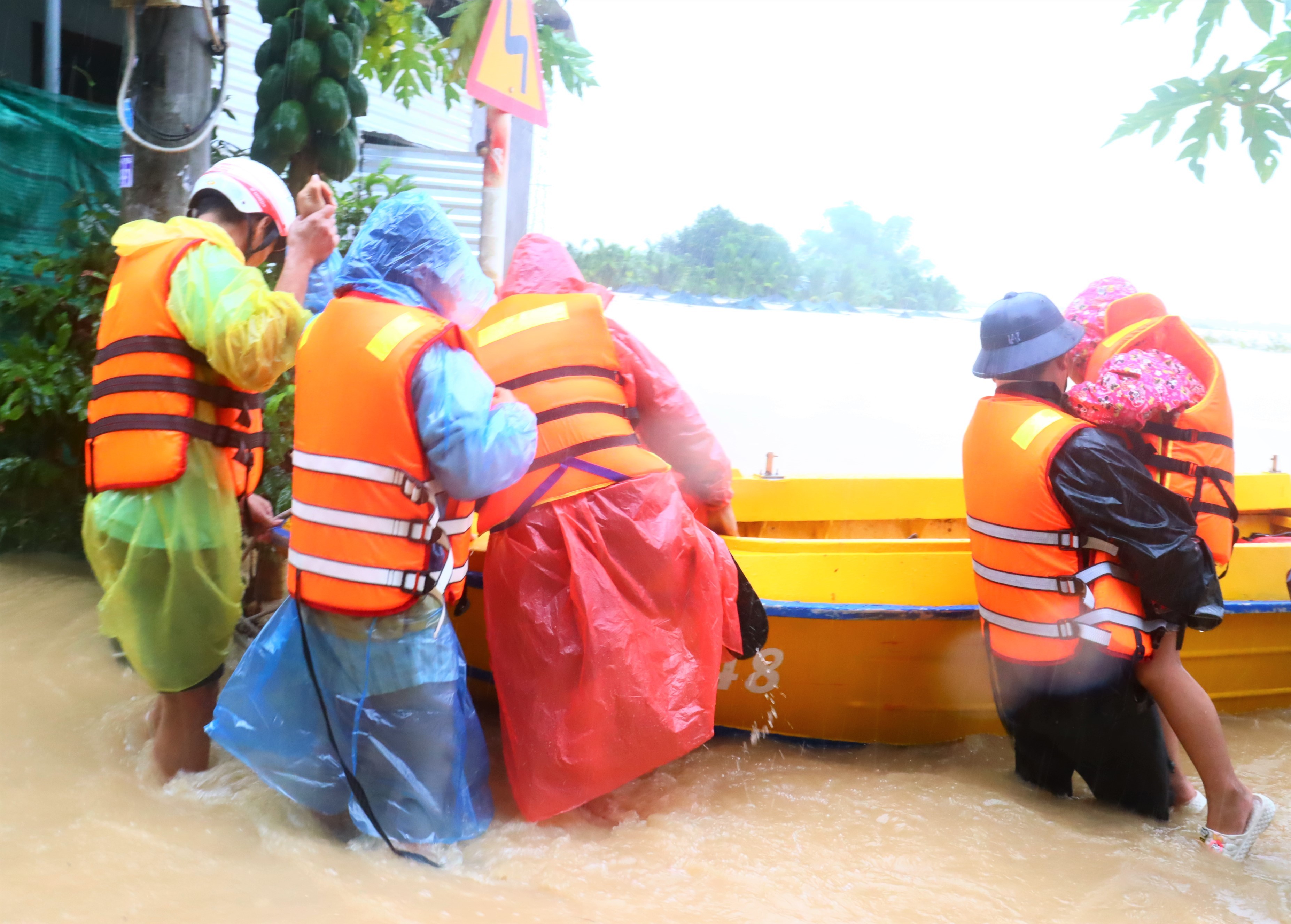 Cán bộ, học viên Học viện Hải quân dầm mình giúp nhân dân trong mưa lũ Cán bộ, học viên Học viện Hải quân dầm mình giúp nhân dân trong mưa lũ