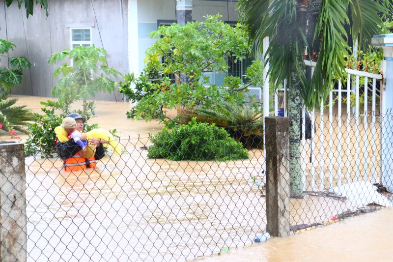 Cán bộ, học viên Học viện Hải quân dầm mình giúp nhân dân trong mưa lũ Cán bộ, học viên Học viện Hải quân dầm mình giúp nhân dân trong mưa lũ