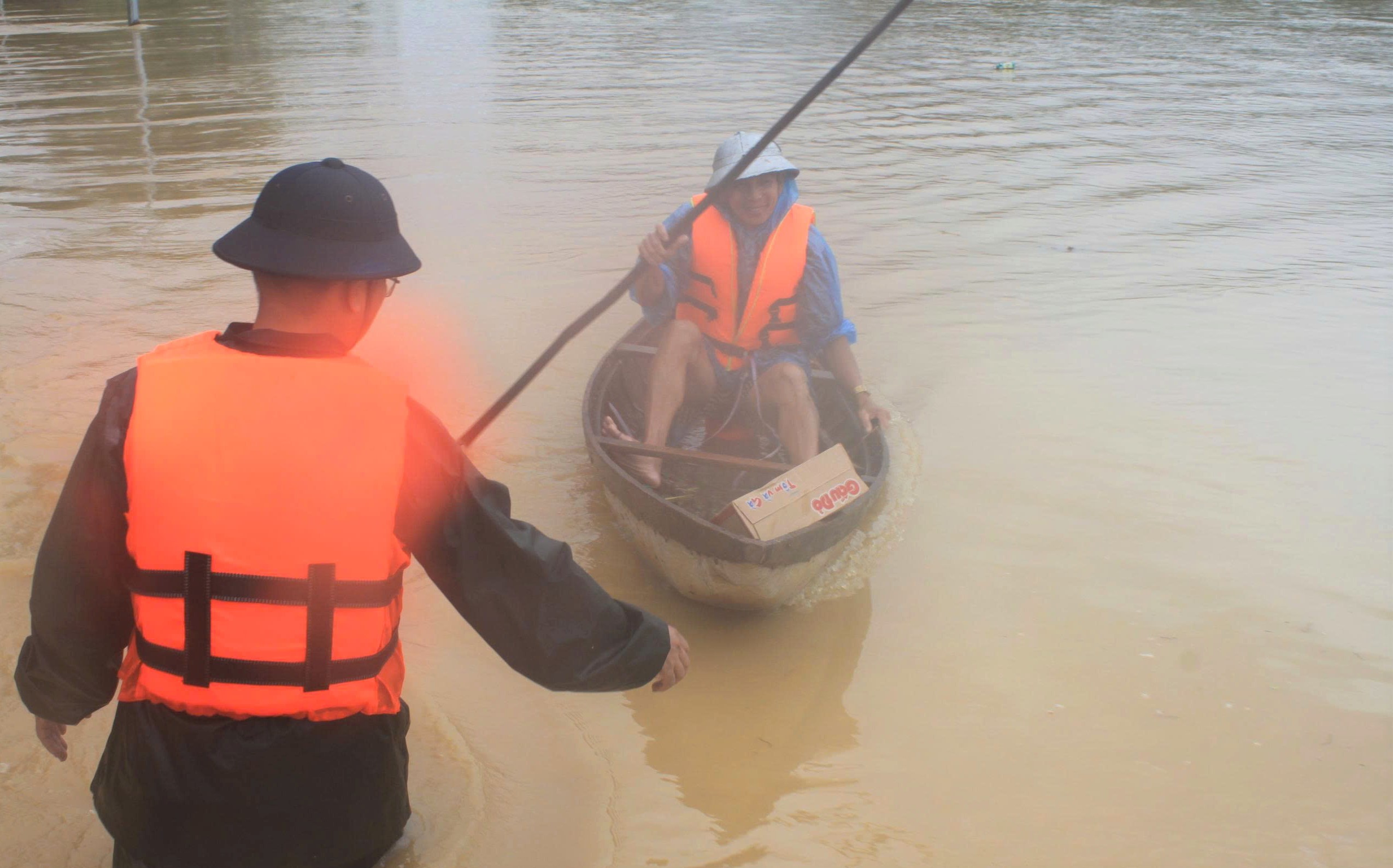 Cán bộ, học viên Học viện Hải quân dầm mình giúp nhân dân trong mưa lũ Cán bộ, học viên Học viện Hải quân dầm mình giúp nhân dân trong mưa lũ