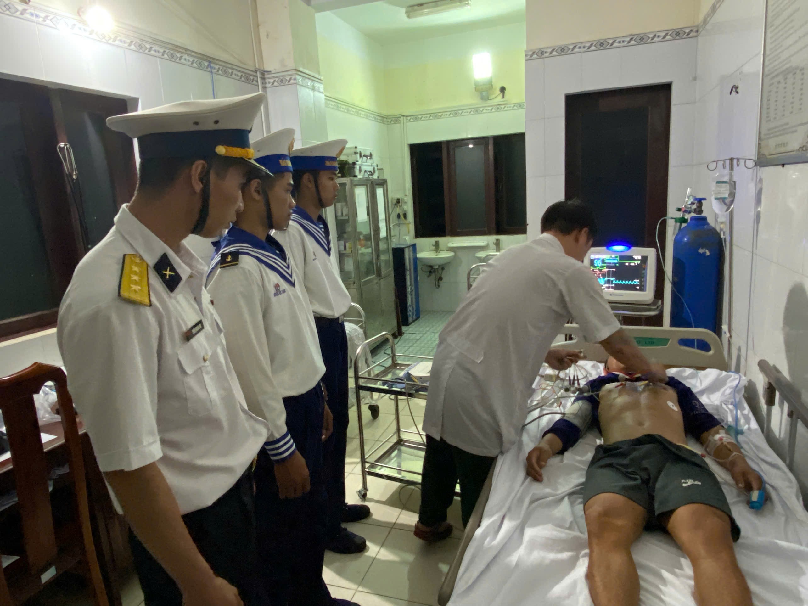 Lực lượng Hải quân cứu hơn 2.200 lượt người trên biển