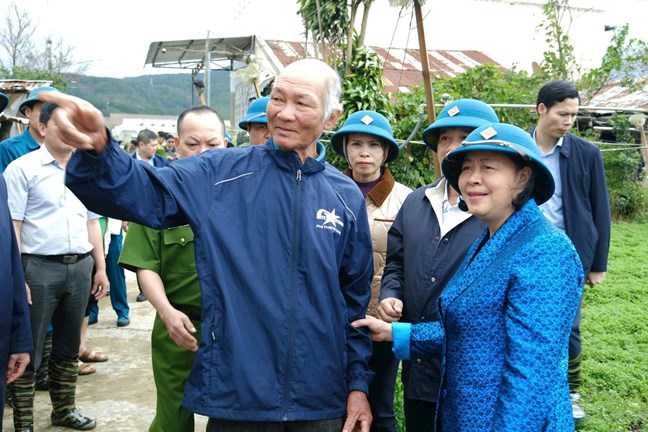 Chủ tịch Ủy ban Trung ương MTTQ Việt Nam Bùi Thị Minh Hoài thăm, động viên người dân vùng lũ Ka Đô