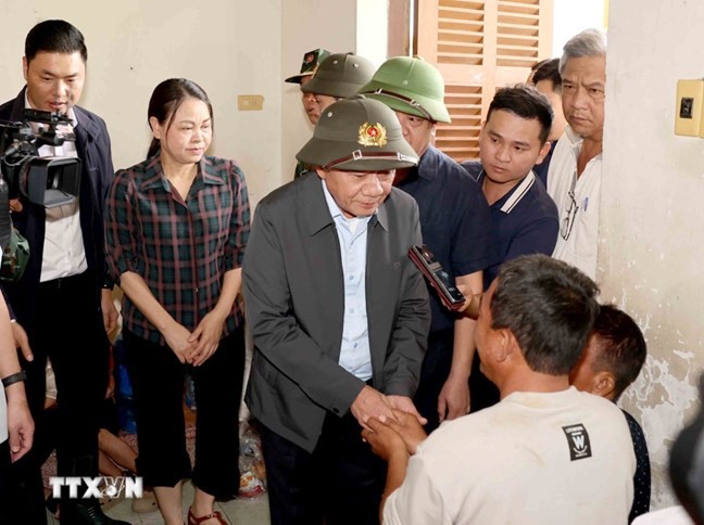 Thường trực Ban Bí thư Trần Cẩm Tú thăm nhân dân vùng lũ Khánh Hòa