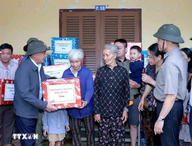 Thường trực Ban Bí thư Trần Cẩm Tú tặng quà hỗ trợ nhân dân xã Diên Điền, tỉnh Khánh Hoà ở nơi sơ tán. Ảnh: