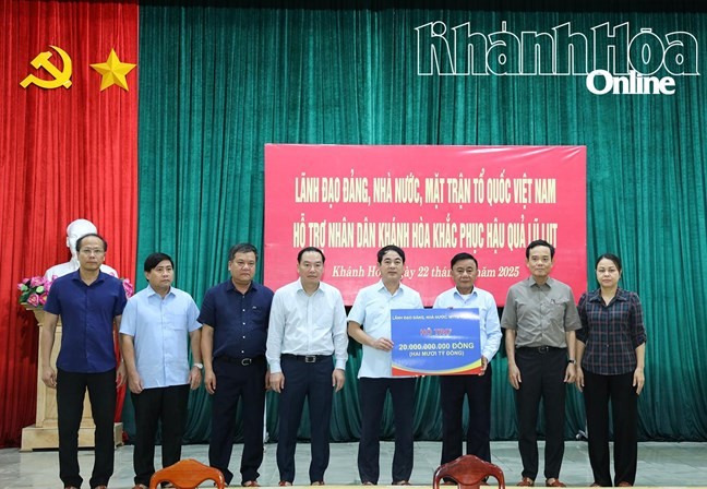 Thường trực Ban Bí thư Trần Cẩm Tú thăm nhân dân vùng lũ Khánh Hòa