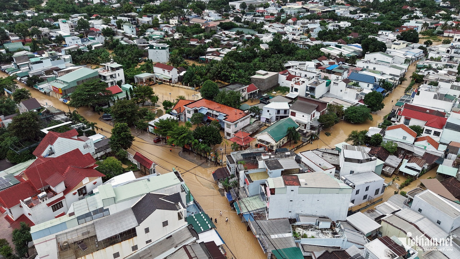 Một góc khu dân cư ở Tây Nha Trang bị lũ bao vây. Ảnh:
