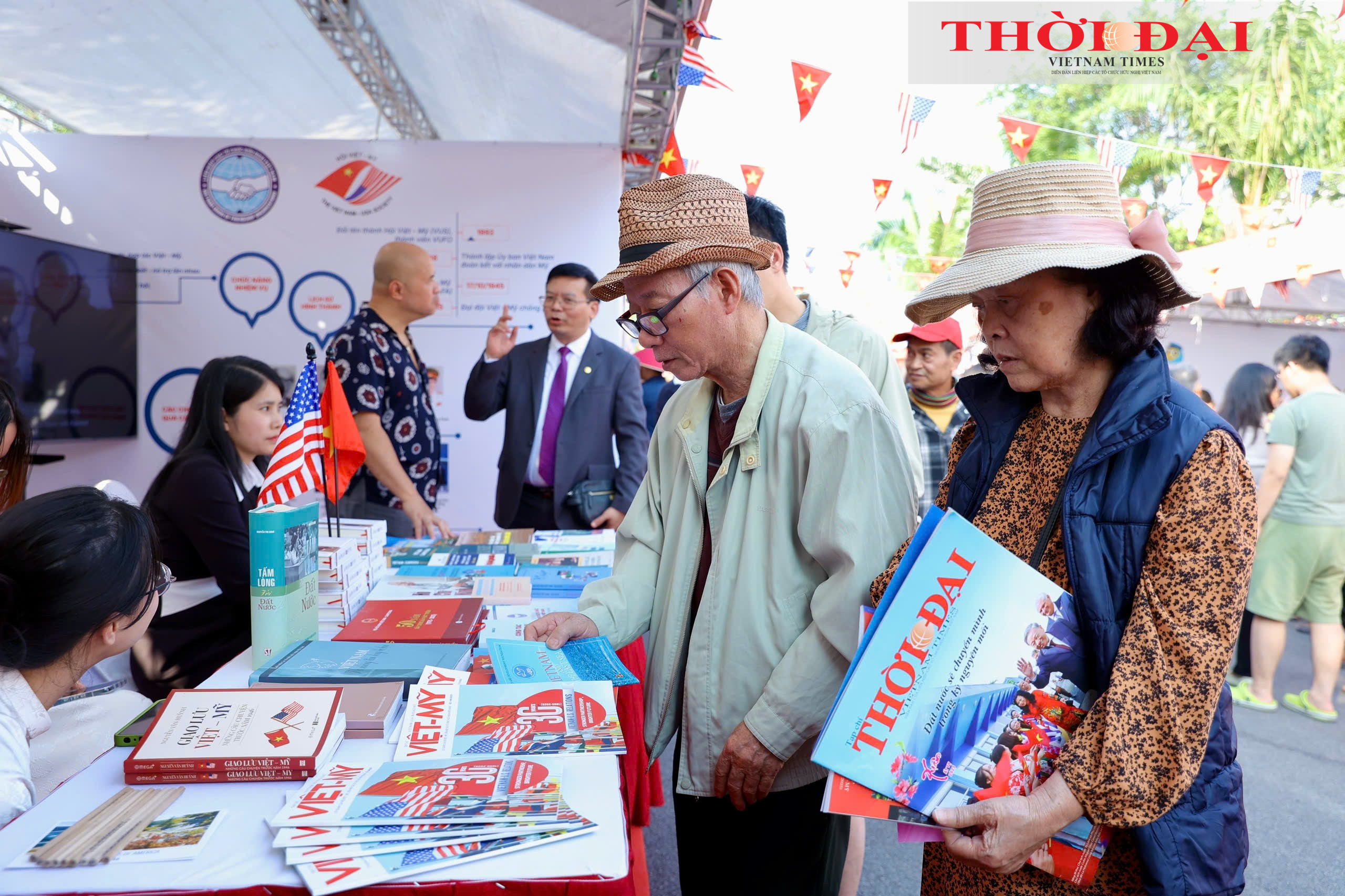 [Ảnh] Sắc màu hữu nghị Việt Nam - Hoa Kỳ giữa lòng Hà Nội