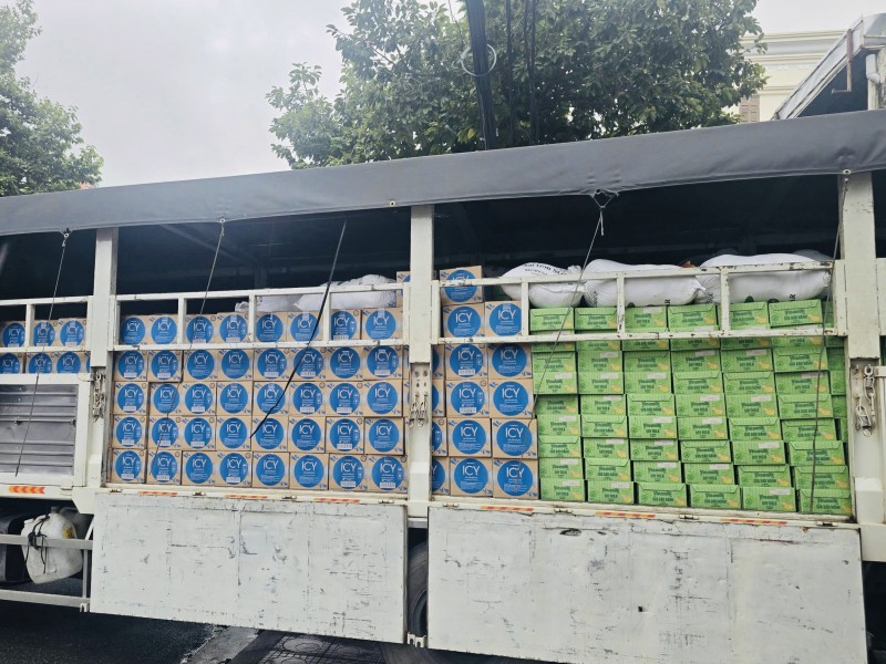 Hình 1: Hàng trăm nghìn sản phẩm dinh dưỡng bao gồm sữa và nước uống Vinamilk đã được chất đầy xe chuẩn bị đến với bà con vùng lũ - Ảnh: Vi Nam