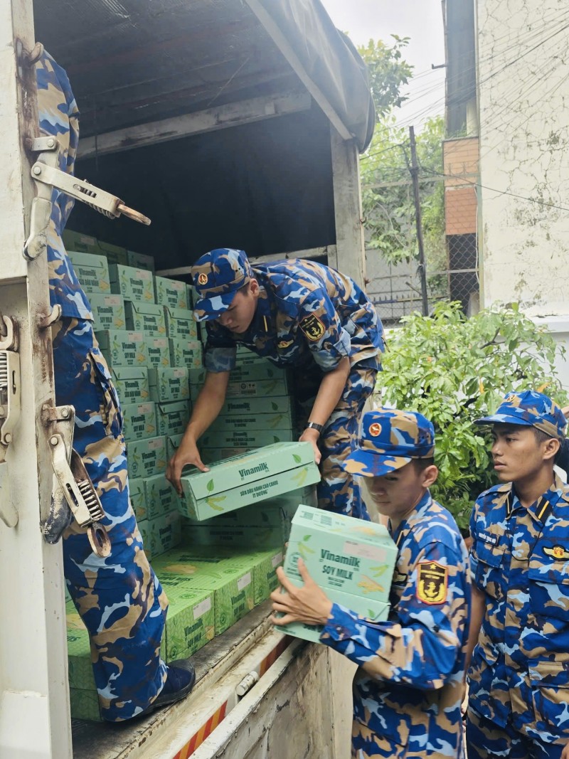 Hình 5a hoặc 5b (báo chọn 1 trong 2 hình): Các chiến sĩ Trung tâm Huấn luyện Vùng 4 Hải quân đang chuyền nhau các sản phẩm dinh dưỡng Vinamilk, sẵn sàng vận chuyển đến tận tay bà con vùng lũ - Ảnh: Vi Nam