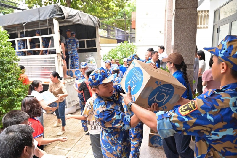 Hình 6a hoặc 6b (báo chọn 1 trong 2 hình): Những sản phẩm dinh dưỡng của Vinamilk được đón nhận để chuyển đến người dân vùng lũ - Ảnh: Vi Nam