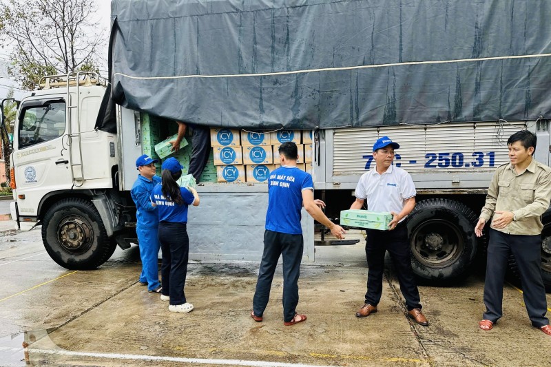 Hình 10a hoặc 10b (báo chọn 1 trong 2 hình): Hàng trăm nghìn sản phẩm Vinamilk được trao tặng cùng nhiều yêu thương và mong muốn đồng bào vùng lũ sớm phục hồi hậu thiên tai - Ảnh: Vi Nam