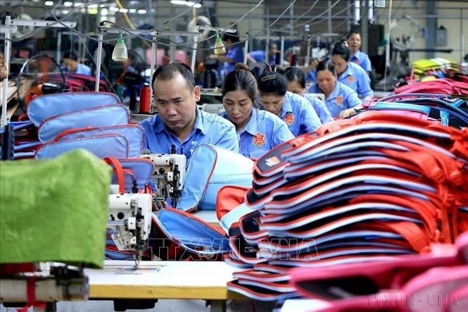 Các mặt hàng xuất khẩu chính của Việt Nam sang Bulgaria gồm sợi bông, càphê hạt, cao su thiên nhiên, gạo, hạt điều, quần áo, túi xách, giày da...Trong ảnh: May cặp, ba lo, túi xách của công ty Xuất nhập khẩu sản xuất dịch vụ Thương mại sản phẩm da Ladoda. Ảnh minh họa: Tuấn Anh/TTXVN