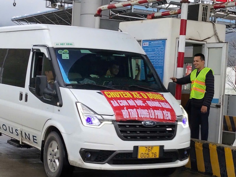 Các loại xe chở hàng cứu trợ sẽ được đi làn ưu tiên khi qua các trạm thu phí.