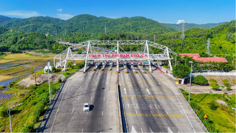 Trạm thu phí hầm Đèo Cả bắt đầu mở làn miễn phí cho các đoàn xe từ thiện chở hàng cứu trợ các tỉnh từ ngày 23/11.