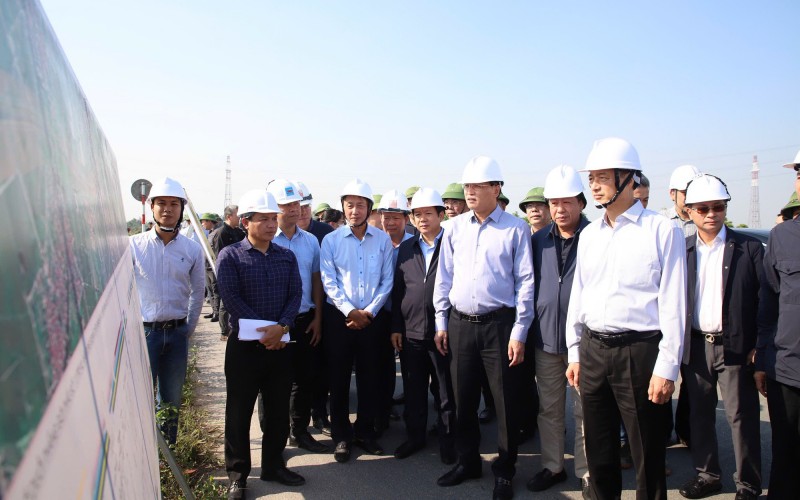 Đồng chí Bí thư Thành ủy Hà Nội Nguyễn Duy Ngọc kiểm tra thực địa tình hình triển khai Dự án đường Vành đai 4. (Ảnh: T.L)