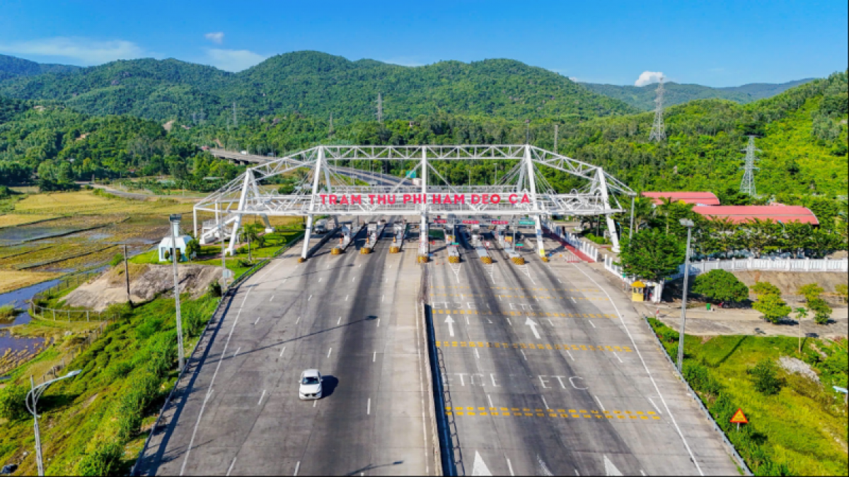 Mở làn miễn phí tại 21 trạm thu phí cho xe cứu trợ miền Trung