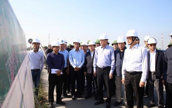 Bí thư Thành ủy Nguyễn Duy Ngọc kiểm tra tiến độ dự án đường Vành đai 4 - Vùng Thủ đô