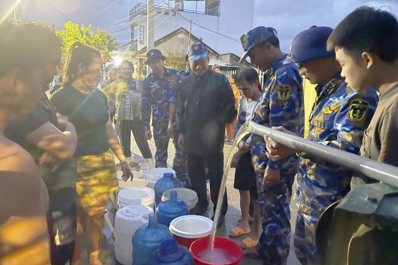 Cung cấp nước sạch để nhân dân có đủ nước sinh hoạt hợp vệ sinh.