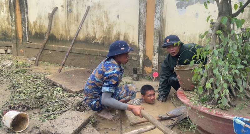 Cán bộ, chiến sĩ Vùng 4 Hải quân hỗ trợ nhân dân tại Phường Tây Nha Trang