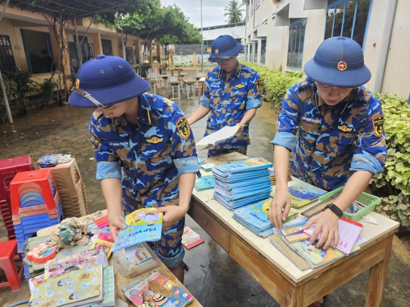 Cán bộ, học viên Học viện Hải quân lựa sách, đồ dùng học tập còn dùng được tại trường học.
