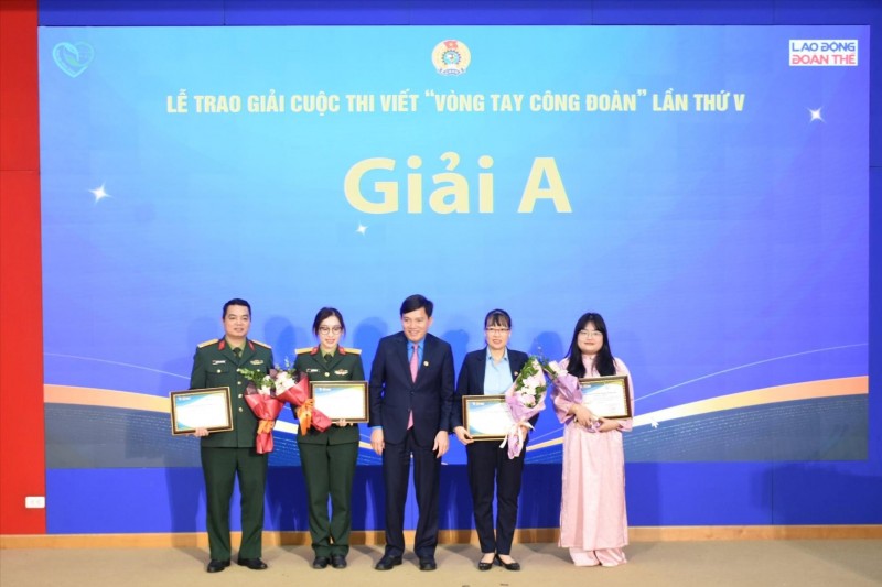 Phó Chủ tịch Tổng LĐLĐ Việt Nam Nguyễn Xuân Hùng trao giải A cho các tác giả có tác phẩm xuất sắc. (Ảnh: T.L)