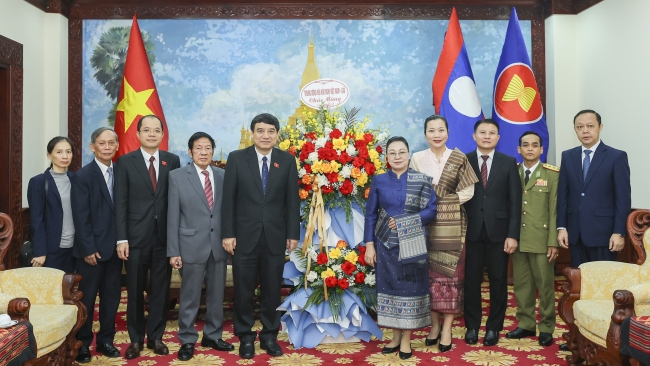 Hội hữu nghị Việt Nam - Lào chúc mừng 50 năm Quốc khánh Lào