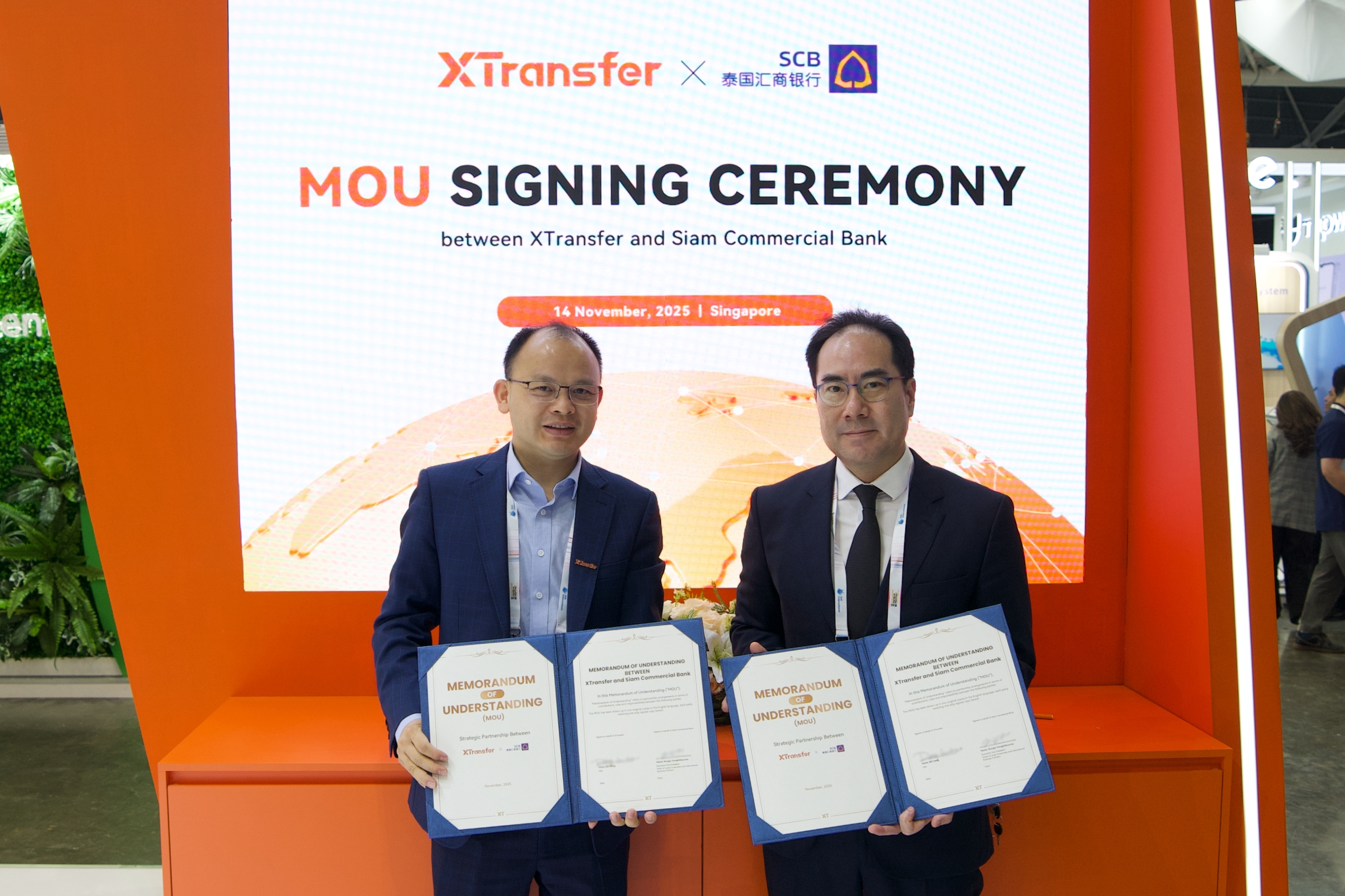Bill Deng, Người sáng lập kiêm CEO của XTransfer (trái) và Rungsi Vongkitbuncha, Phó Tổng Giám đốc điều hành, Trưởng bộ phận Doanh nghiệp Lớn và Kinh doanh Quốc tế của SCB (phải), đã ký MoU tại Singapore FinTech Festival 2025.