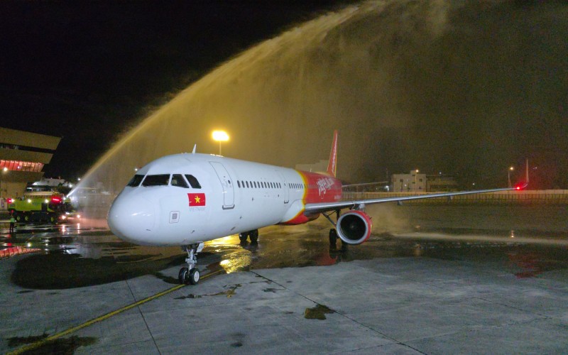Tàu bay Vietjet được chào đón với nghi thức vòi rồng tại Sân bay quốc tế Ninoy Aquino