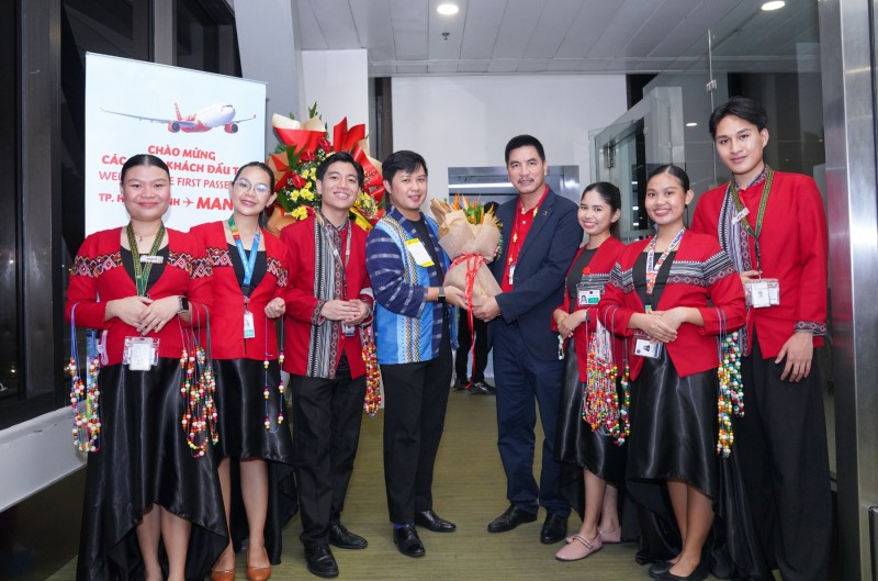 Giám đốc Thương mại Vietjet Hà Năng Việt (áo vest xanh tím than) tại sân bay Ninoy Aquino cùng Miss Cosmo Philippines 2025 Chelsea Fernandez chào đón hành khách chuyến bay đầu tiên của Vietjet